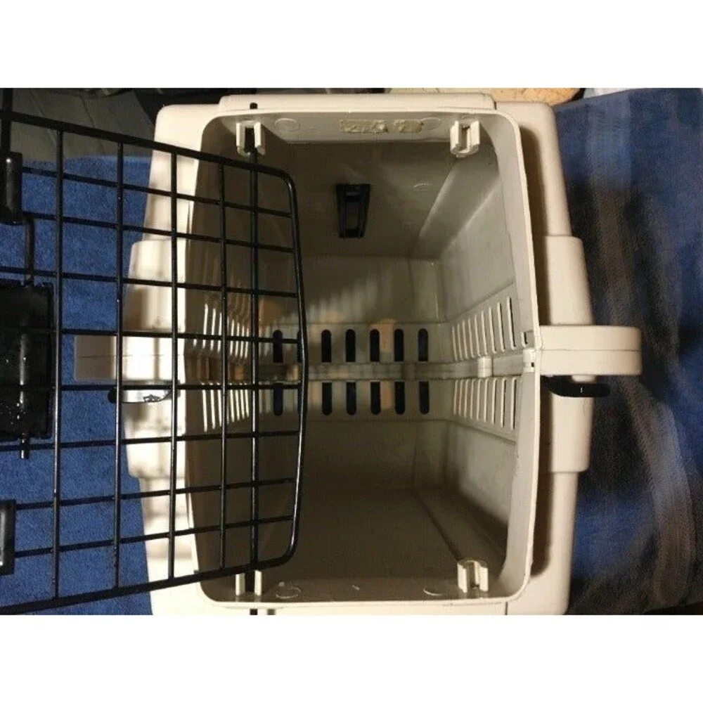 Boots and Barkley Airline Approved Pet carrier for small Dogs & Caps with Dish